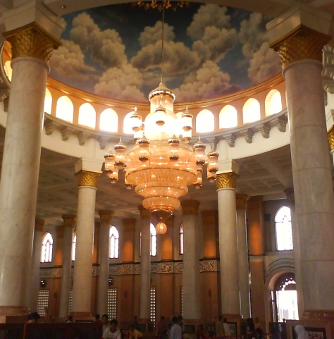 Kubah Masjid Kubah Emas Depok tampak dari dalam