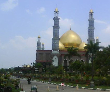 Masjid Kubah Emas Depok tampak dari jauh