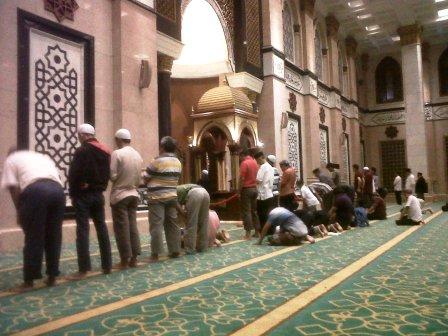 Suasana Masjid Kubah Emas Depok tampak dari dalam