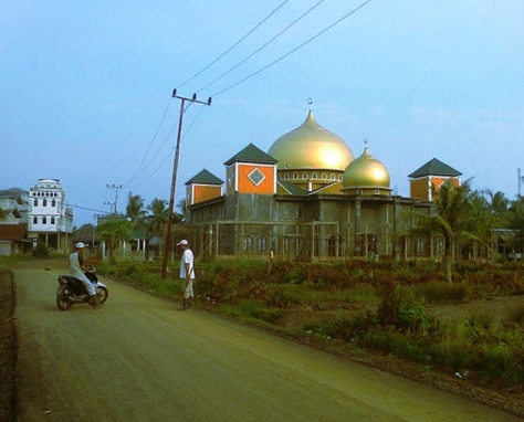 Masjid Al-Ittihad Simbur Naik tampak dari jauh